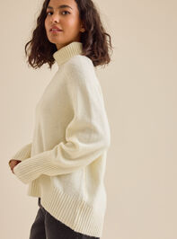 Casey Oversized Sweater Detail 3 - TULLABEE