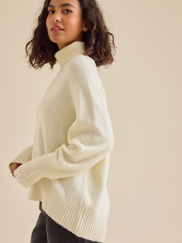 Casey Oversized Sweater Detail 3 - TULLABEE