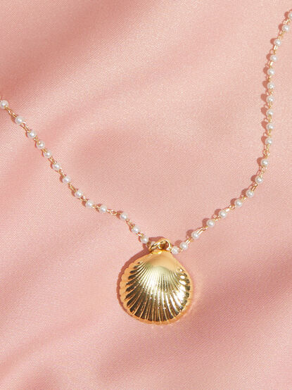 Pearl Chain Seashell Necklace - TULLABEE