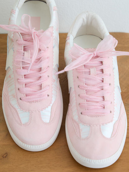 Notice Sneakers By Byrdie Golf x Dolce Vita - TULLABEE