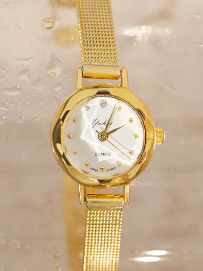 Round Face Gold Mesh Watch - TULLABEE