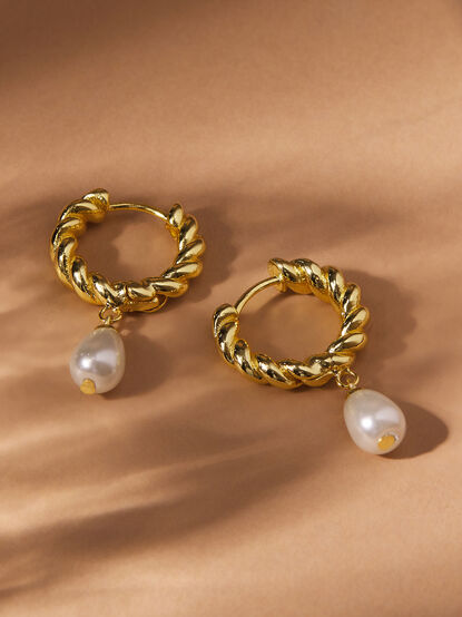 Twisted Hoop Pearl Earrings - TULLABEE