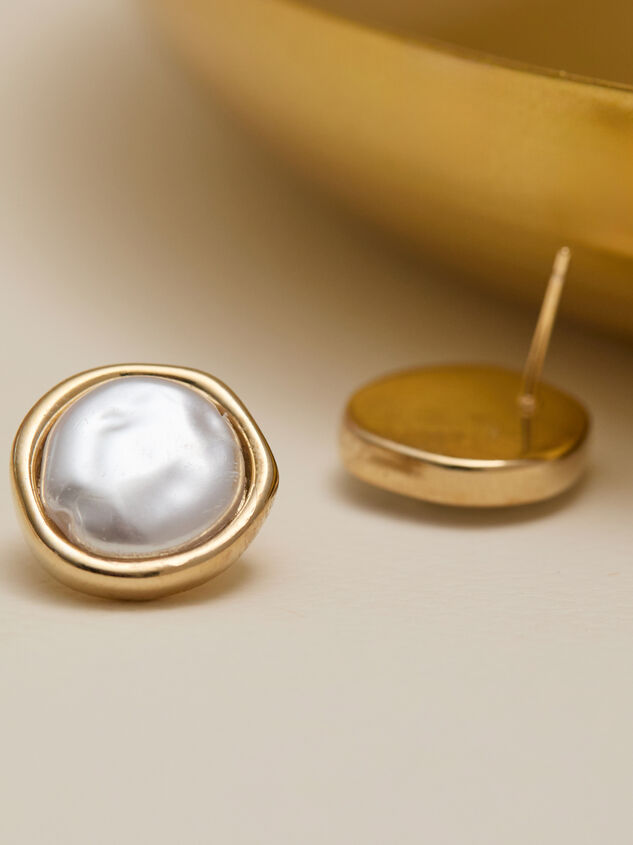 Pearl Gold Line Earring Detail 2 - TULLABEE