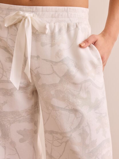 Full Sprint Camo Wide Leg Sweatpants - TULLABEE