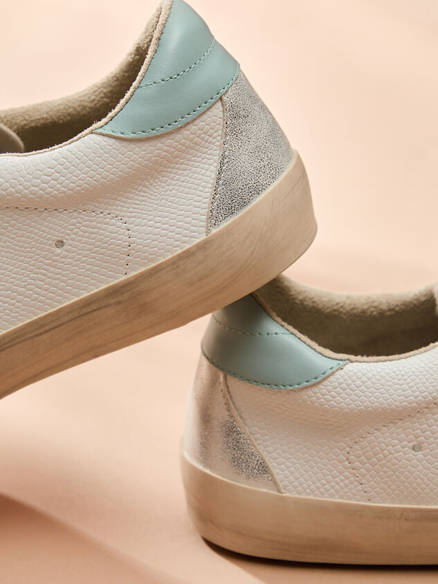 Sofia Star Sneakers Detail 3 - TULLABEE