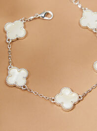 Dainty Clover Bracelet Detail 2 - TULLABEE