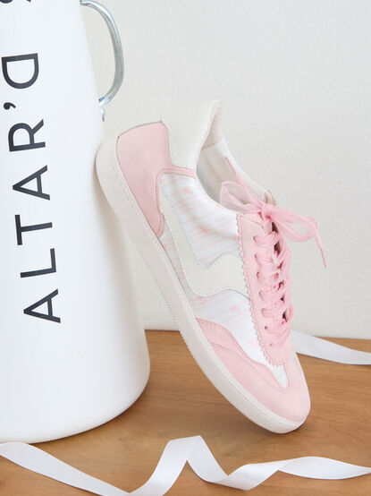 Notice Sneakers By Byrdie Golf x Dolce Vita - TULLABEE