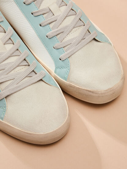 Sofia Star Sneakers - TULLABEE