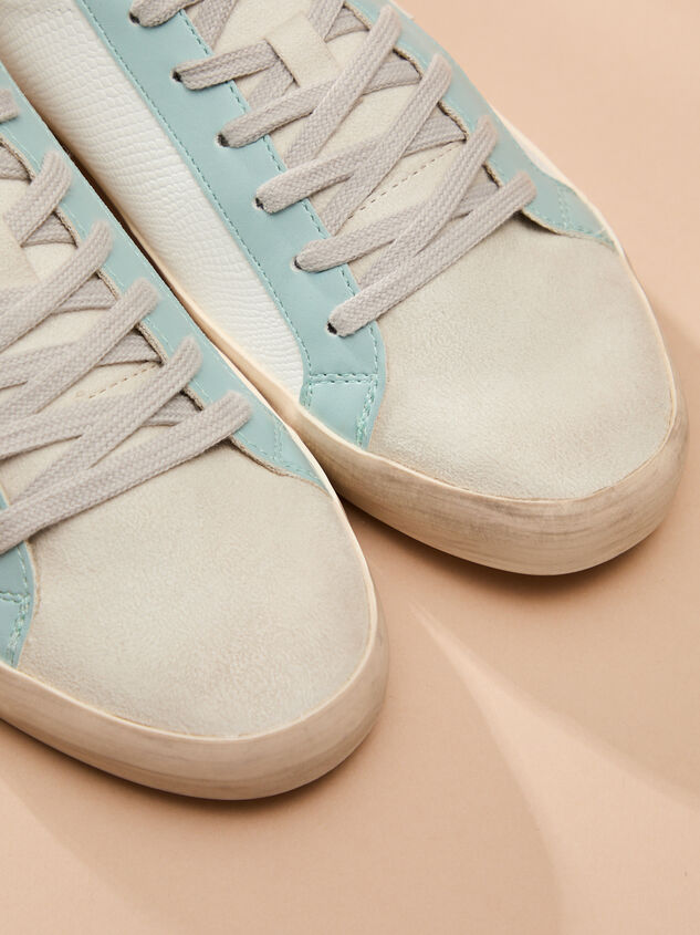 Sofia Star Sneakers Detail 2 - TULLABEE