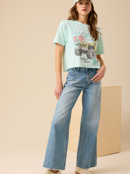 Hibiscus Jeep Cropped Graphic Tee - TULLABEE