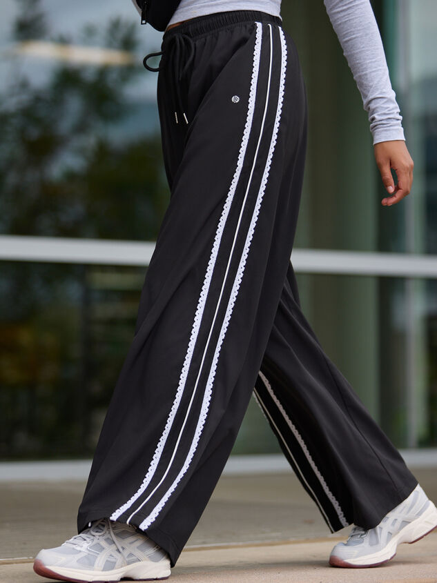 On The Run Detailed Pants Detail 3 - TULLABEE