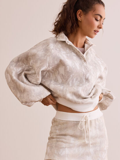 Peak Balloon Sleeve Camo Pullover - TULLABEE