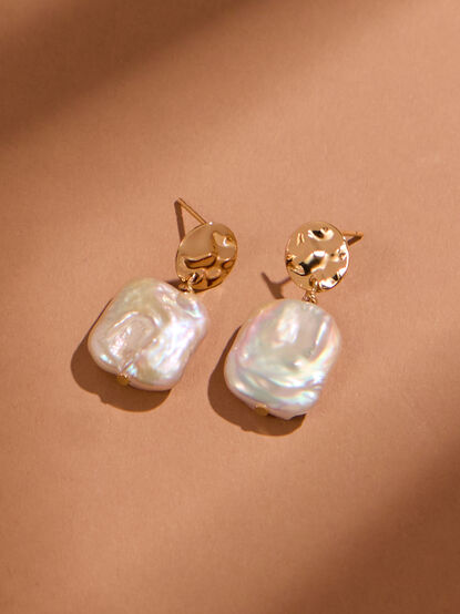 Hammered Pearl Dangle Earrings - TULLABEE