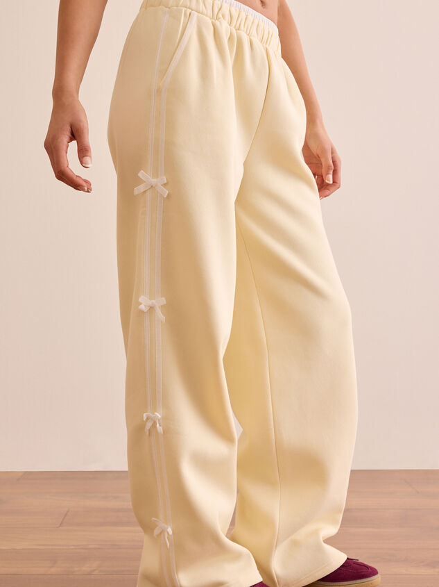 Pit Stop Bow Sweatpants Detail 3 - TULLABEE