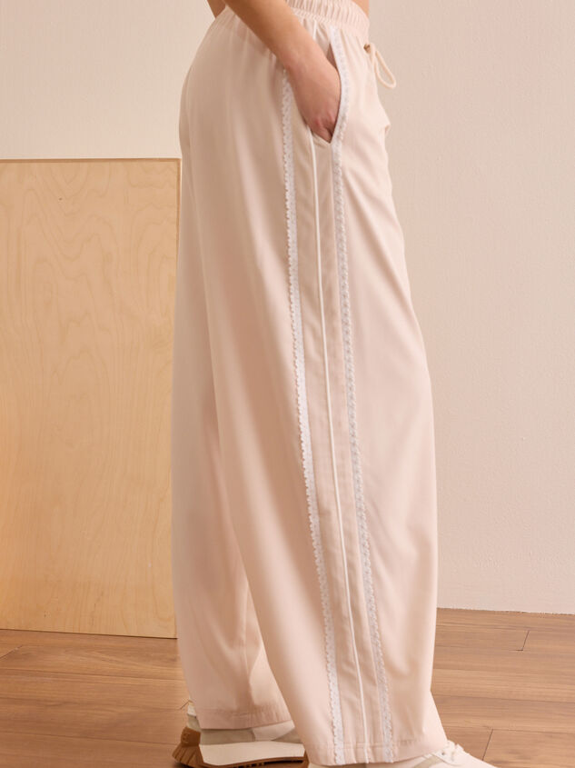 On The Run Detailed Pants Detail 5 - TULLABEE