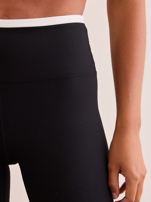 Power Pose Leggings Detail 3 - TULLABEE