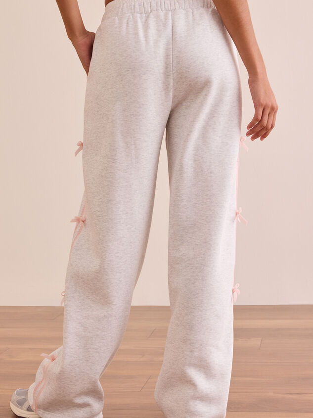 Pit Stop Bow Sweatpants Detail 5 - TULLABEE