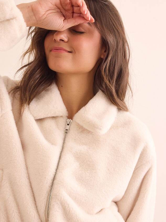 Luxe Warmth Faux Fur Jacket Detail 3 - TULLABEE
