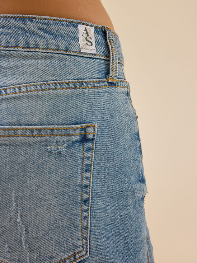 Jada Raw Hem Denim Shorts Detail 5 - TULLABEE