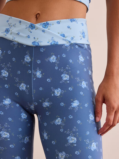 High Tide Floral Flare Leggings - TULLABEE