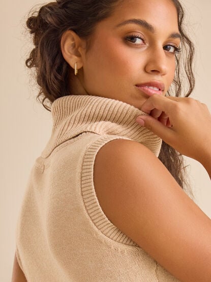 Paityn Turtleneck Vest - TULLABEE