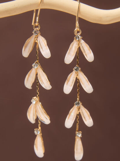 Milky Resin Leaf Dangle Earrings - TULLABEE