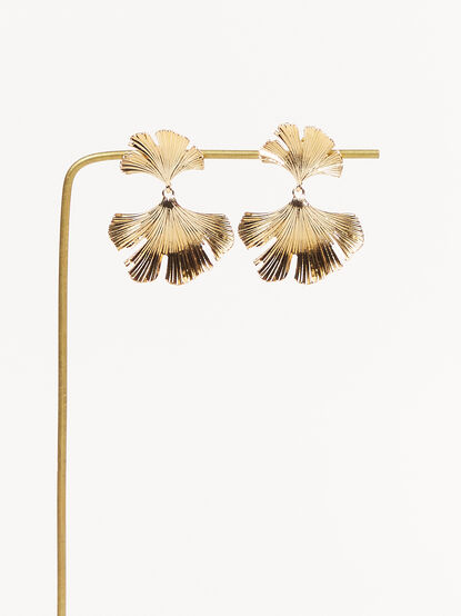 18K Gold Textured Leaf Earrings - TULLABEE