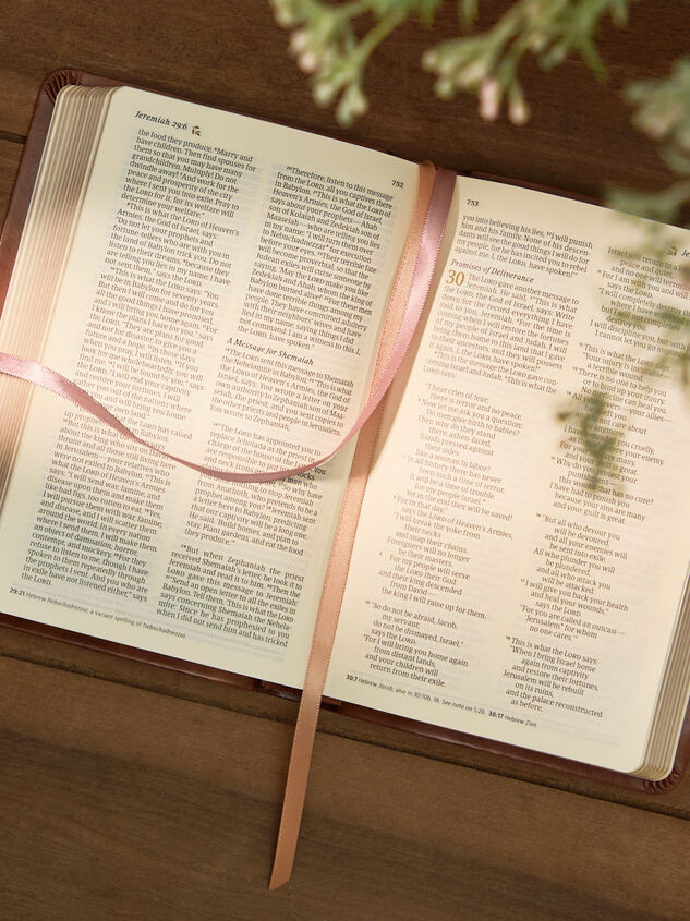 Hosanna Revival Compact Bible- Aurora Theme Detail 3 - TULLABEE