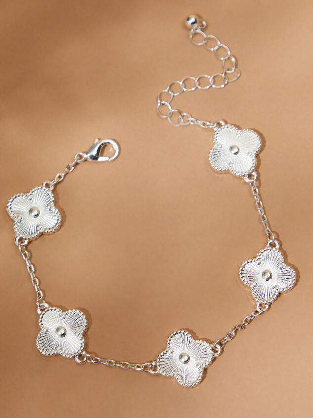 Dainty Clover Bracelet Detail 3 - TULLABEE