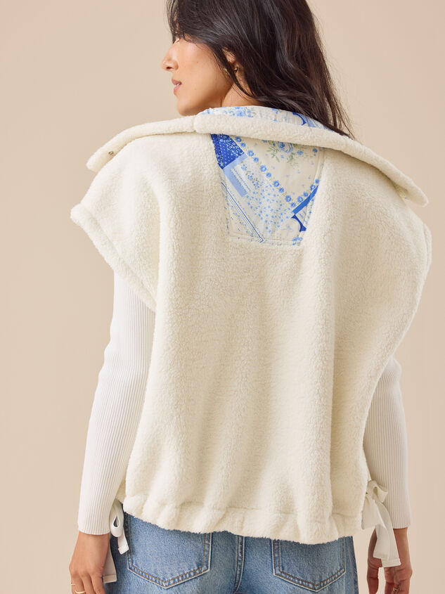 Nina Oversized Sherpa Vest Detail 4 - TULLABEE