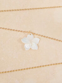 Izzy Dainty Flower Charm Necklace Detail 3 - TULLABEE
