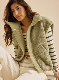 Mylah Oversized Sherpa Vest Detail 3 - TULLABEE