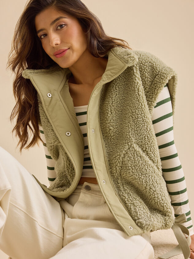 Mylah Oversized Sherpa Vest Detail 3 - TULLABEE