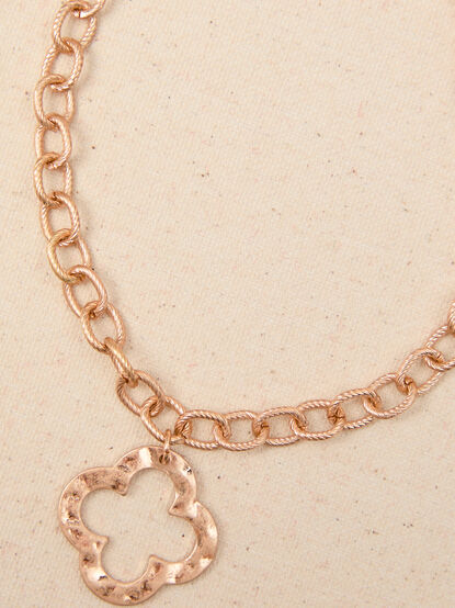 Laurel Hammered Clover Necklace - TULLABEE