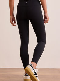 Power Pose Leggings Detail 5 - TULLABEE