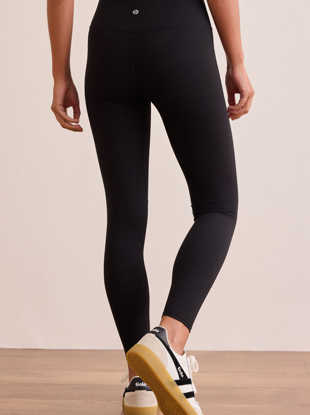 Power Pose Leggings Detail 5 - TULLABEE