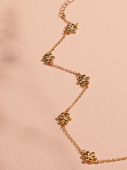 Sloane Dainty Flower Necklace - TULLABEE