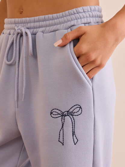Snuggle Bow Sweatpants - TULLABEE
