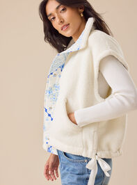 Nina Oversized Sherpa Vest Detail 2 - TULLABEE