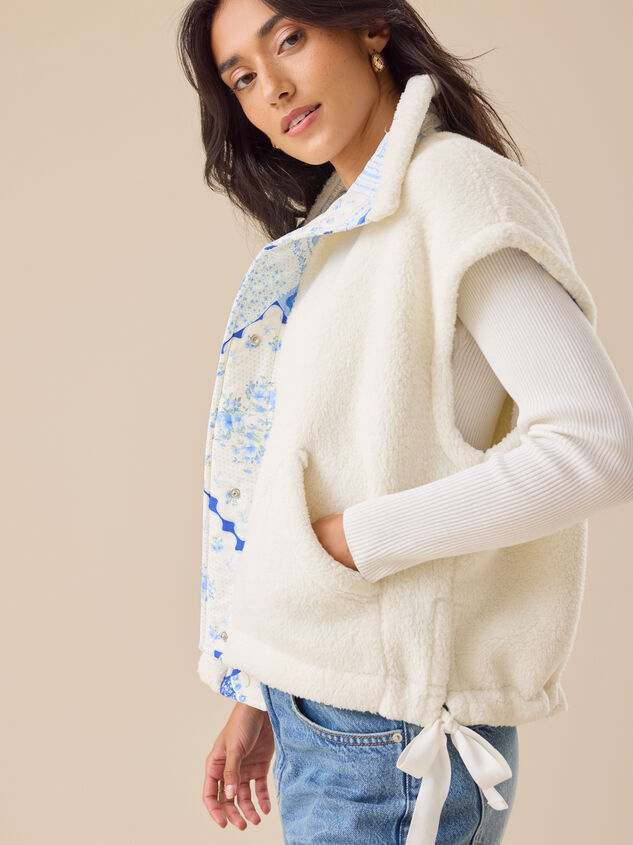 Nina Oversized Sherpa Vest Detail 2 - TULLABEE