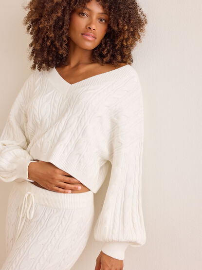 Dreamline Cable Knit Sweater - TULLABEE