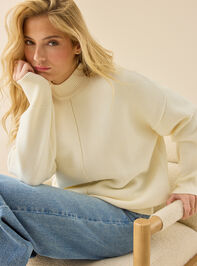 Kathryn Oversized Sweater Detail 3 - TULLABEE