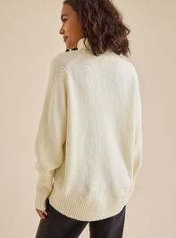 Casey Oversized Sweater Detail 4 - TULLABEE