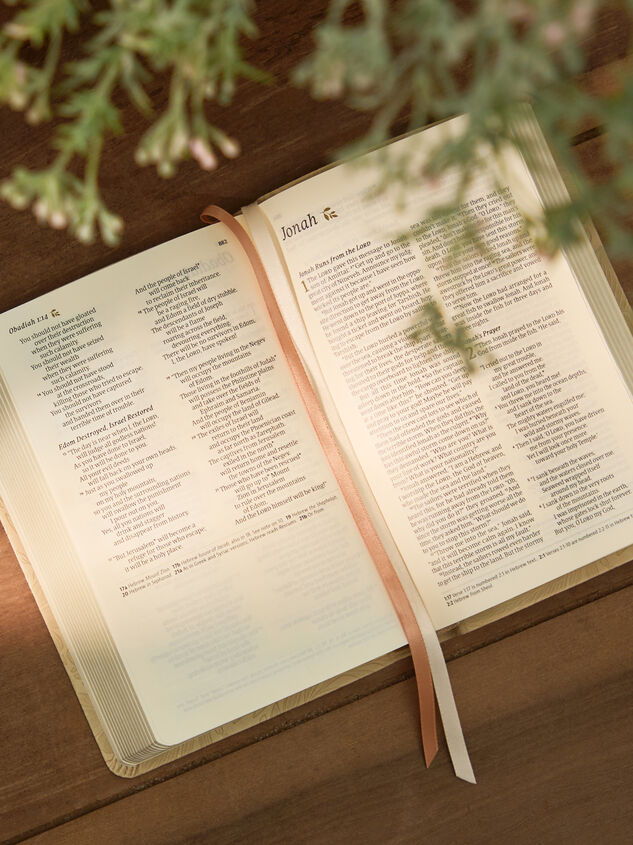 Hosanna Revival Compact Bible- Sonora Theme Detail 3 - TULLABEE