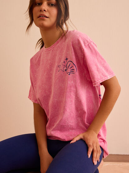 Meet Me At The Beach Graphic Tee - TULLABEE