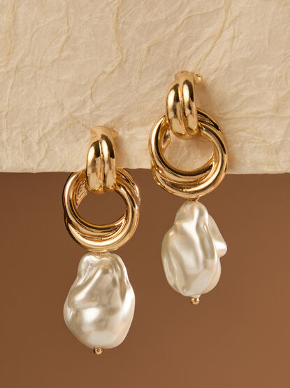 Pearl Door Knocker Dangle Earring - TULLABEE