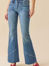 Kit Low Rise Flare Jeans Detail 2 - TULLABEE