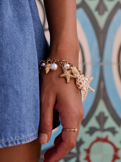 Shell Charm Bracelet - TULLABEE