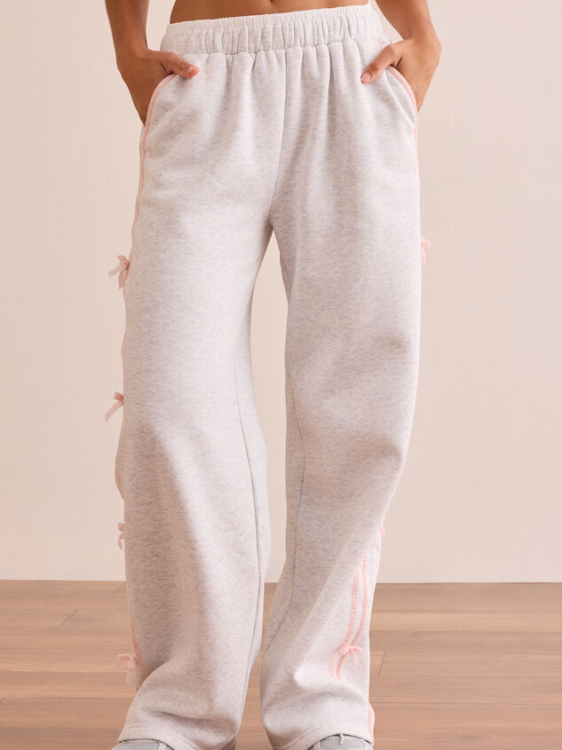 Pit Stop Bow Sweatpants Detail 3 - TULLABEE