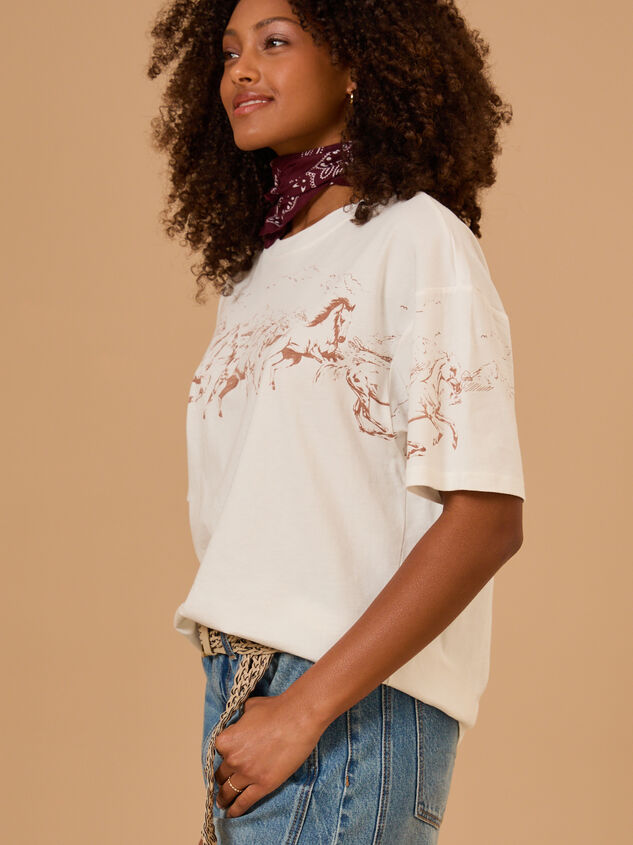 Running Horses Oversized Tee Detail 4 - TULLABEE